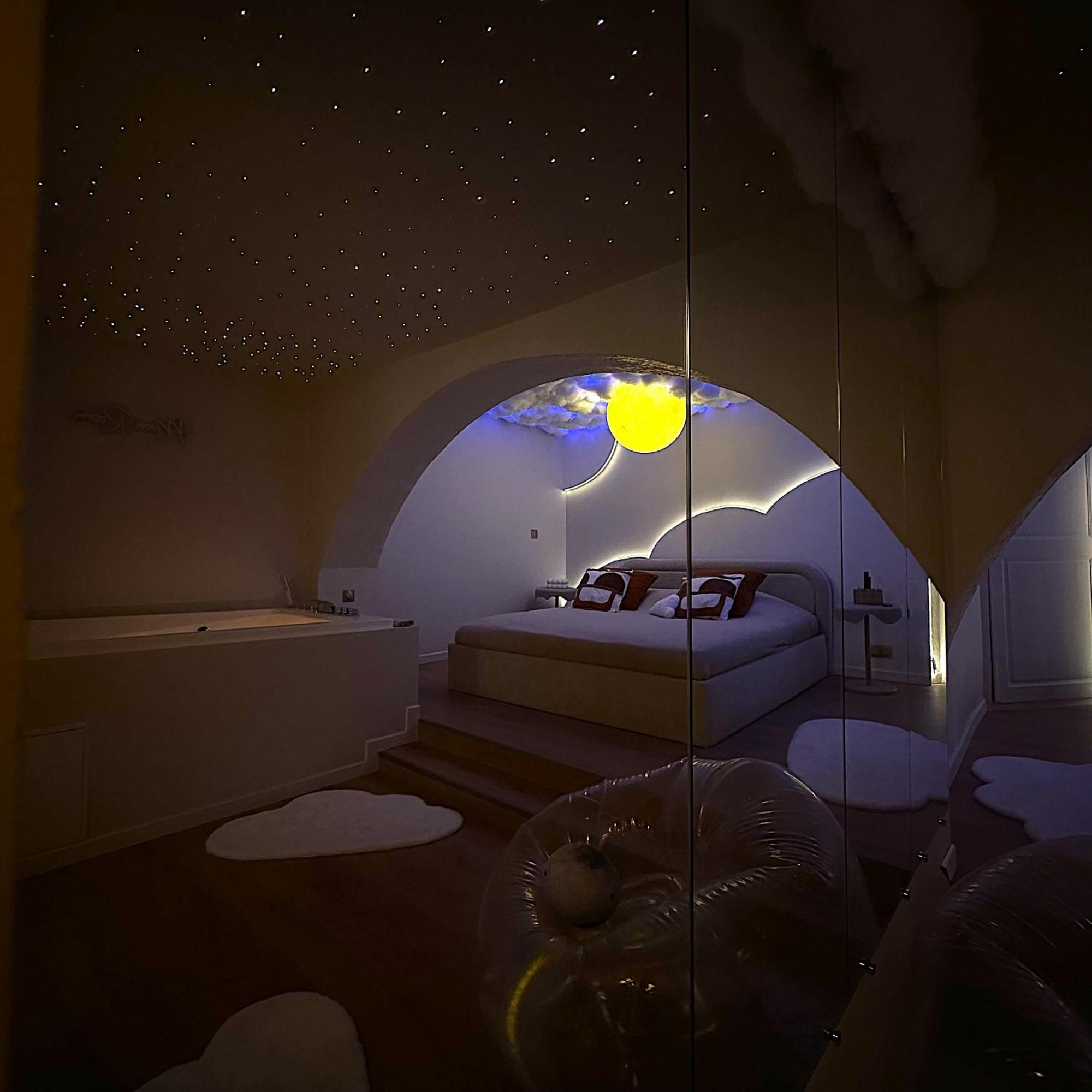 Moon Room, Nuit Insolite - Ollioules Toulon Var エクステリア 写真